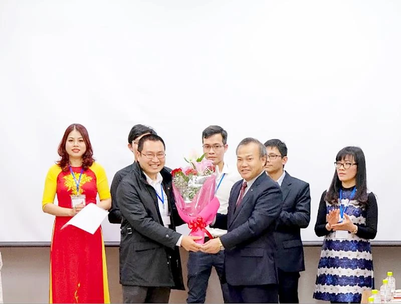 Đại sứ Việt Nam tại Nhật Bản Vũ Hồng Nam (phải) trao hoa tặng ông Lê Anh Sơn, Chủ tịch Hội Người Việt Nam tại tỉnh Aichi