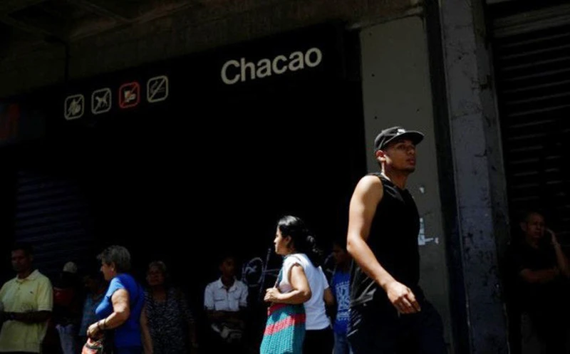 Tàu điện ngầm tại thủ đô Caracas ngừng hoạt động vì mất điện ngày 25.3 - Ảnh: Reuters