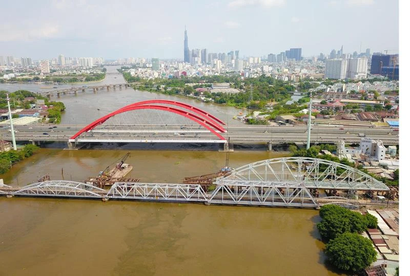Cầu xe lửa Bình Lợi mới đang được xây giữa cầu xe lửa cũ và cầu đường bộ mới Ảnh: HOÀNG HÙNG