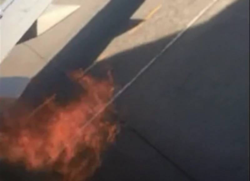 Động cơ máy bay Boeing 737 bốc cháy ngay trên đường băng. (Nguồn: rt.com)