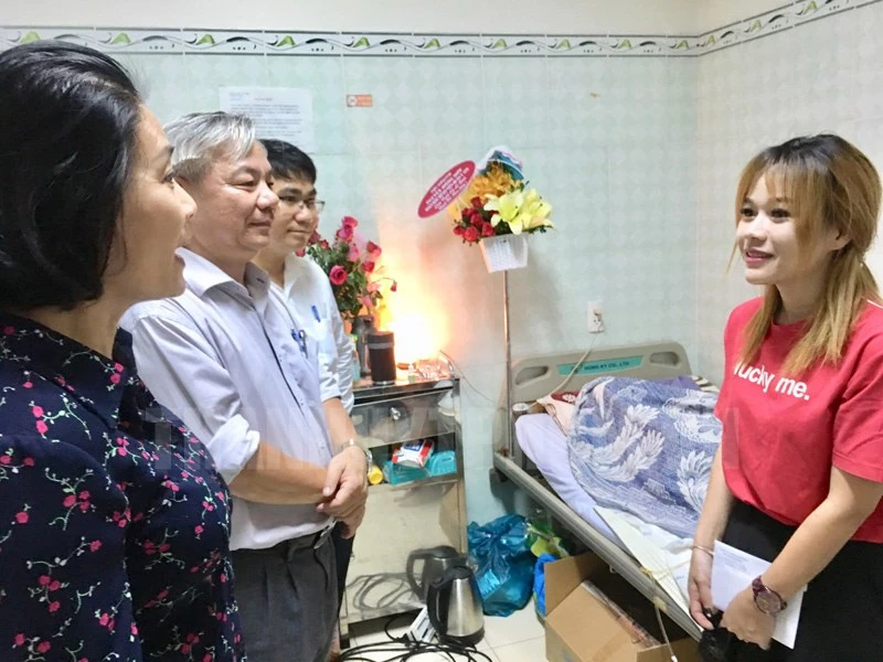 Đoàn cán bộ Thành ủy TPHCM thăm hỏi người nhà nghệ sĩ Lê Bình về sức khỏe của ông. Ảnh: hcmcpv.org.vn
