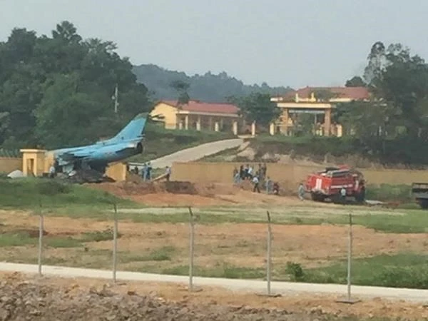 Máy bay quân sự khi hạ cánh đã chệch đường băng và đâm vào bức tường. Ảnh: TTXVN phát