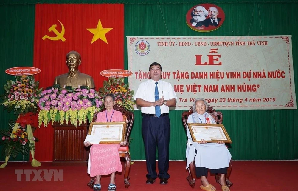 Tỉnh Trà Vinh trao tặng Danh hiệu Bà mẹ Việt Nam Anh hùng cho các mẹ. Ảnh: TTXVN