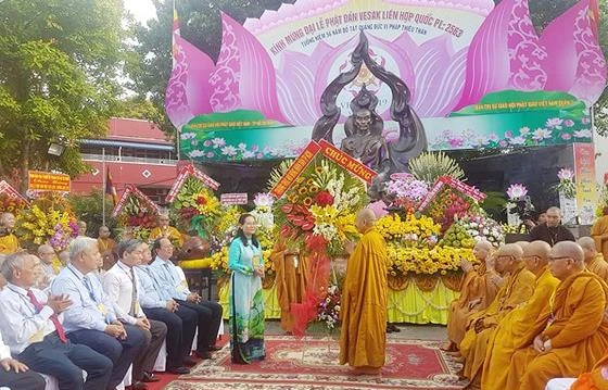 Chủ tịch HĐND TPHCM Nguyễn Thị Lệ tặng hoa chư tôn đức Ban Trị sự Giáo hội Phật giáo Việt Nam quận 3
