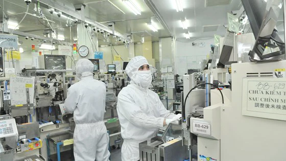 Sản xuất linh kiện điện tử xuất khẩu tại một doanh nghiệp ở Việt Nam. Ảnh: CAO THĂNG