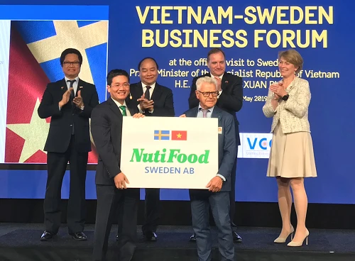Đại diện NutiFood và Backhahill tuyên bố vận hành nhà máy sữa với sự chứng kiến của lãnh đạo hai nước Việt Nam và Thụy Điển. ẢNH: vnexpress.net