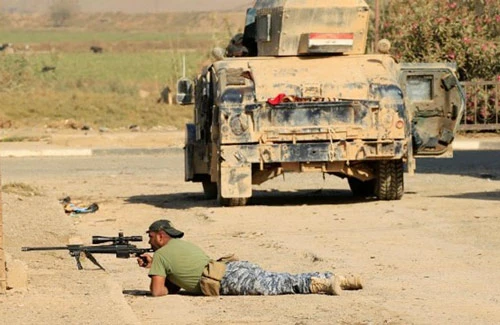 Lực lượng an ninh Iraq tại thị trấn Hammam al-Alil, phía Nam Mosul, Iraq. Ảnh: REUTERS 