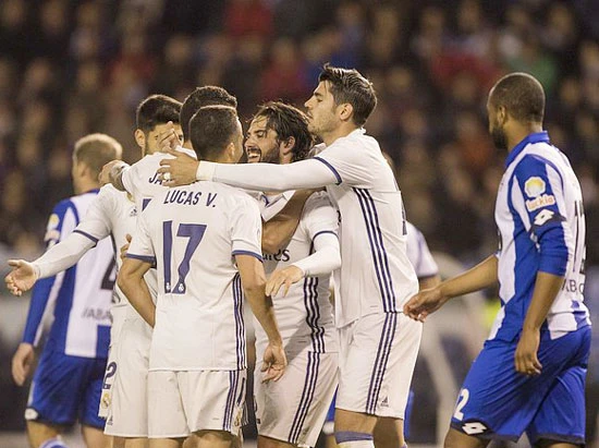 Các cầu thủ Real Madrid mừng chiến thắng trên sân Riazor của Deportivo La Coruna. Ảnh: Dailymail