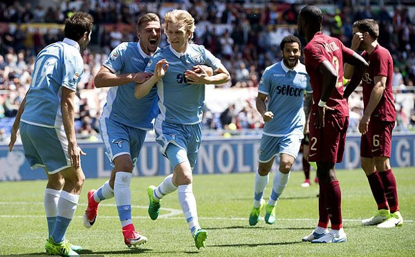 Niềm vui của các cầu thủ Lazio sau khi Dusan Basta ghi bàn vào lưới AS Roma. Ảnh: Dailymail