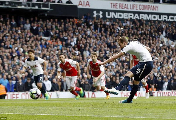 Trên chấm 11m, Harry Kane ghi bàn ấn định chiến thắng 2 - 0 cho Tottenham. Ảnh: AP