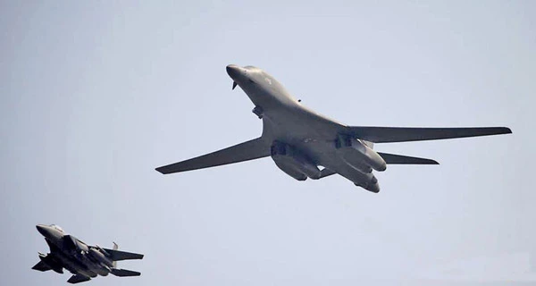 Máy bay ném bom của Mỹ B-1B Lancer trên bầu trời Hàn Quốc