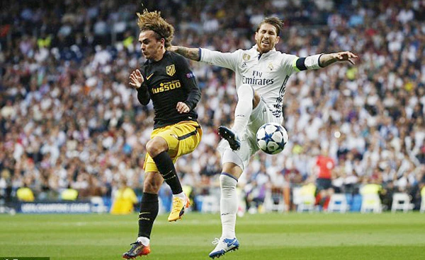Sergio Ramos (phải, Real) truy cản Antoine Griezmann của Atletico Madrid. Ảnh: Reuters