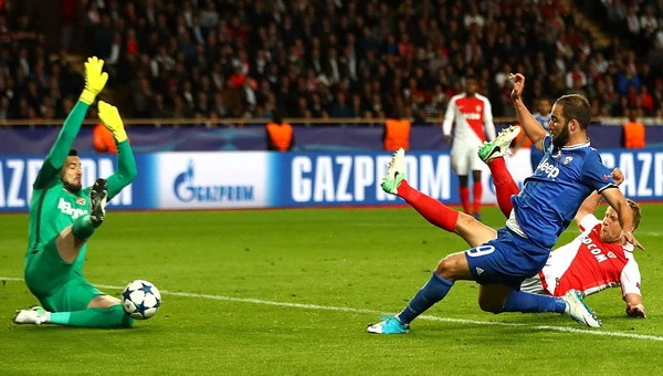Gonzalo Higuain (áo xanh) trong pha ghi bàn ấn định chiến thắng 2 - 0 cho Juventus. Ảnh: Dailymail