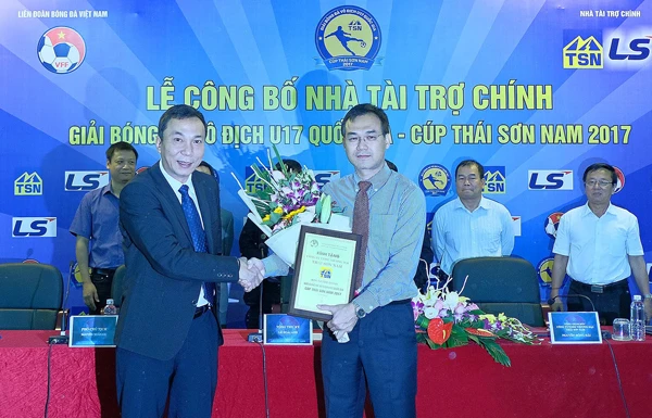 Lãnh đạo VFF cám ơn nhà tài trợ Thái Sơn Nam (phải). Ảnh: Minh Hoàng