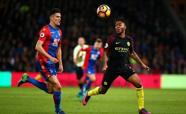 Raheem Sterling (phải, Man.City) tranh bóng với Martin Kelly (Crystal Palace).