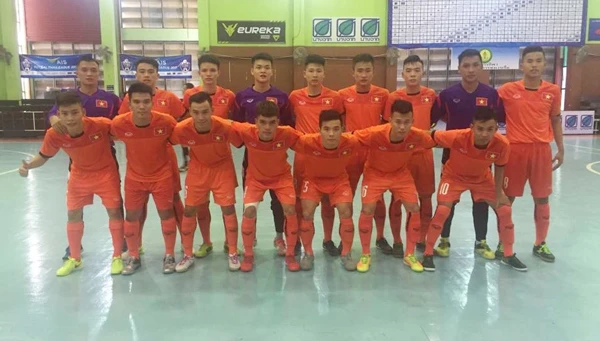Đội tuyển futsal U.20 Việt Nam chụp ảnh lưu niệm trước trận đấu