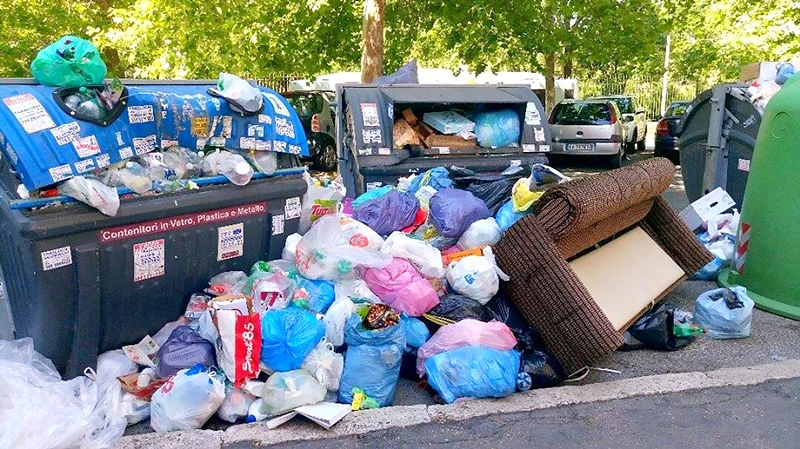 Hình ảnh rác thải không được xử lý ở Rome được chia sẻ trên một fanpage trên Facebook