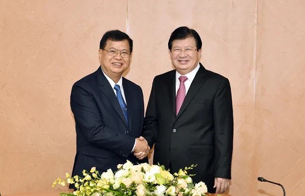 Phó Thủ tướng Trịnh Đình Dũng và Phó Chủ tịch Quốc hội Lào Somphan Phengkhammy. Ảnh: VGP