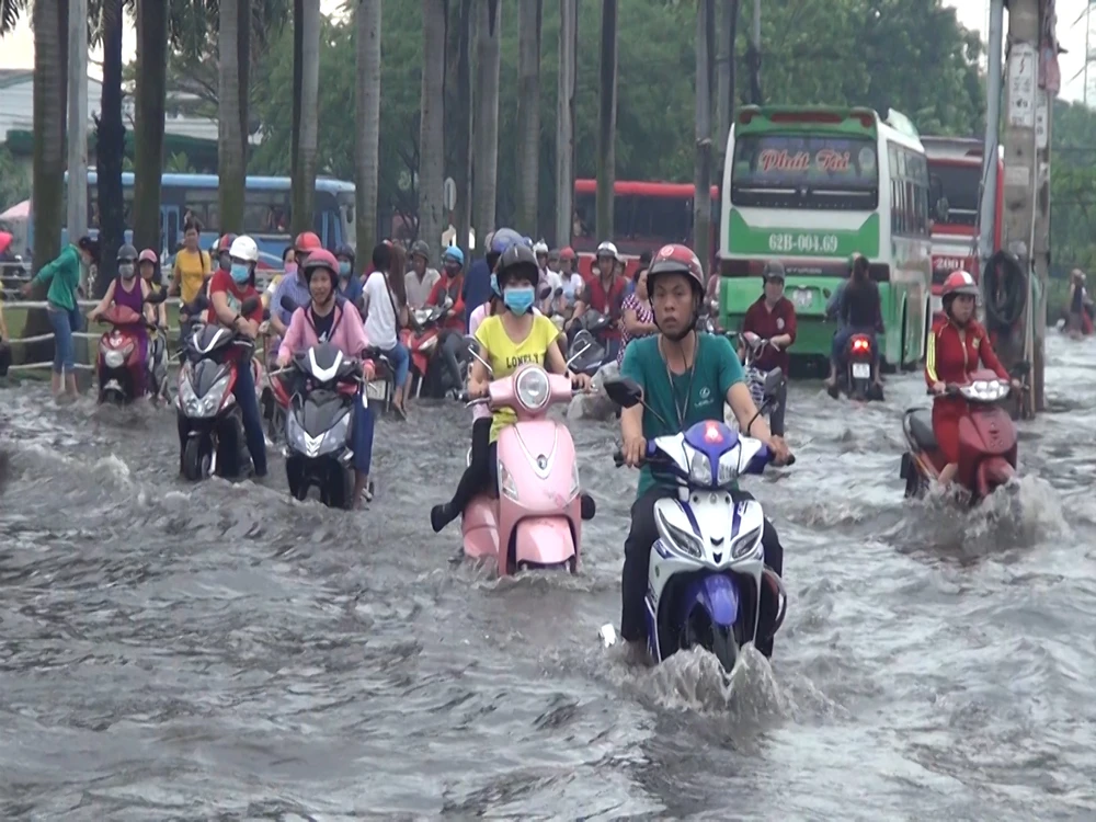 Sau cơn mưa chiều 15-5-2017 nút giao thông Tân Tạo quận Bình Tân ngập nặng. Ảnh: CHÍ THẠCH