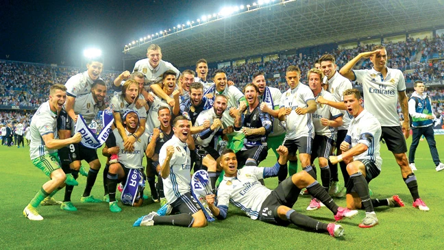 Các cầu thủ Real Madrid và khoảnh khắc đăng quang ở La Rosaleda.
