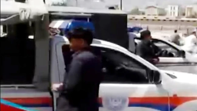 Cảnh sát tại hiện trường vụ bắt cóc 2 công dân Trung Quốc ở Quetta, Balochistan, Pakistan, ngày 24-5-2017. Ảnh: ARY NEWS