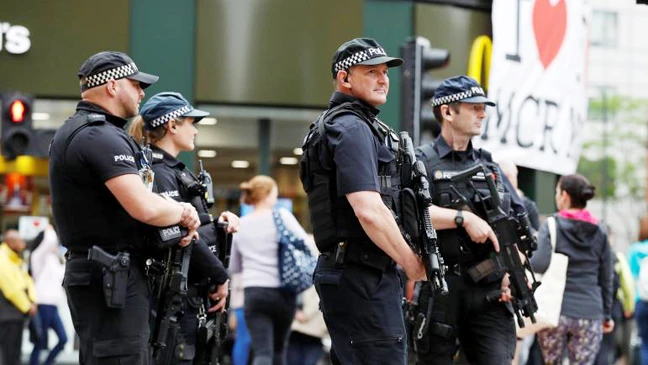 Cảnh sát vũ trang tuần tra ở TP Manchester, Anh, ngày 28-5-2017. Ảnh: REUTERS