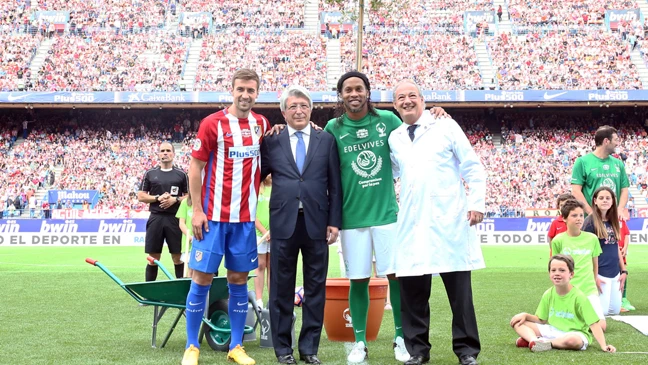 Đội trưởng Gabi, Chủ tịch Cerezo và huyền thoại Ronaldinho (từ trái sang) ở lễ chia tay sân Calderon.