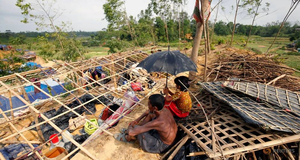 Người tị nạn Rohingya ngồi nhìn ngôi nhà bị phá hủy nghiêm trọng sau cơn bão Mora tại trại tị nạn Balukhali Makeshift ở Cox's Bazar, Bangladesh ngày 31-5-2017. Ảnh: REUTERS 