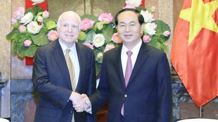 Chủ tịch nước Trần Đại Quang tiếp Thượng nghị sĩ John McCain. Ảnh: TTX