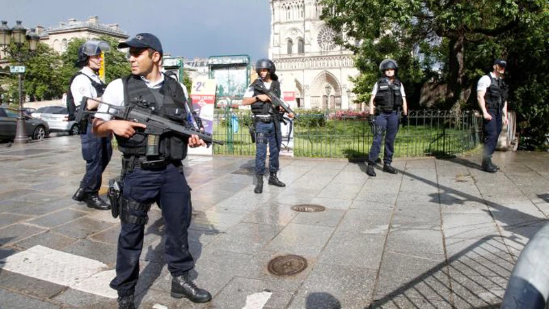 Cảnh sát Pháp tại hiện trường vụ tấn công ở quảng trường bên ngoài Nhà thờ Đức Bà Paris ngày 6-6-2017. Ảnh: REUTERS