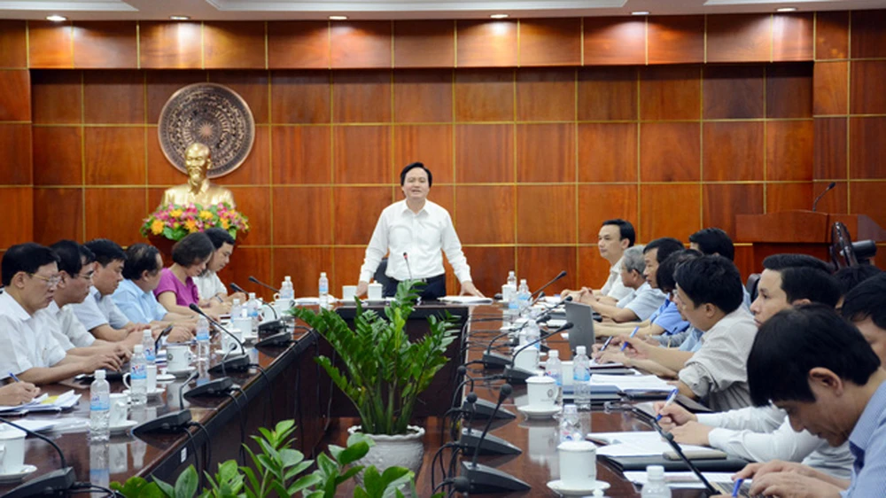 Bộ trưởng Phùng Xuân Nhạ giải thích về đề xuất thí điểm chuyển dần viên chức giáo viên sang hợp đồng lao động