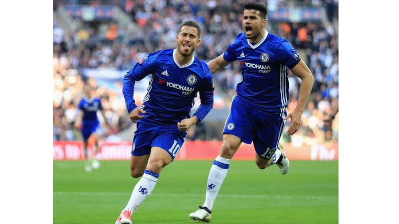 Eden Hazard (trái) sẽ là tổn thất lớn với Chelsea.