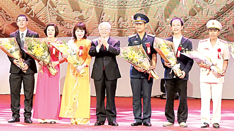 Tổng Bí thư Nguyễn Phú Trọng tặng hoa, chúc mừng các điển hình tiên tiến toàn quốc