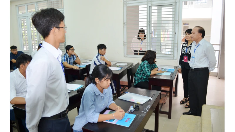 Đoàn kiểm tra phòng thi trước giờ phát đề môn Lịch sử tại Trường THPT Long Xuyên.