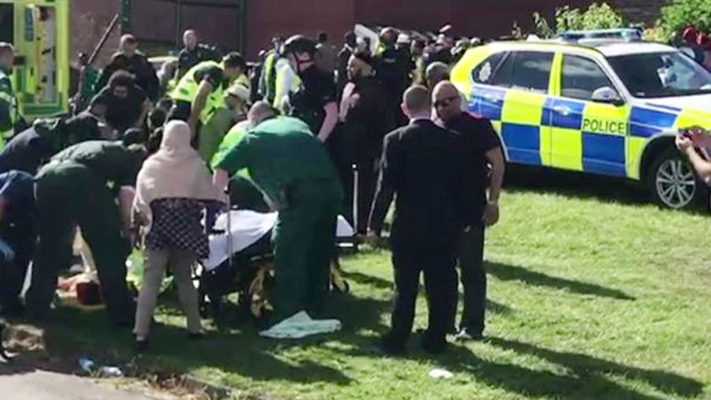 Cấp cứu người bị thương trước Trung tâm Thể thao Westgate ở Newcastle, Tyne, Anh, ngày 25-6-2017. Ảnh: BBC