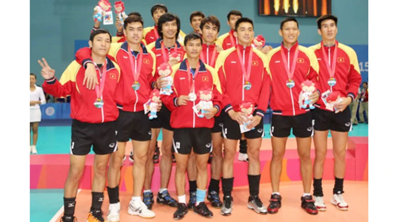 Đội tuyển bóng chuyền nam Việt Nam giành HCB tại SEA Games 28-2015. Ảnh: HUY THẮNG