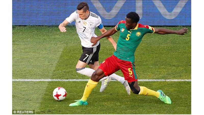 Cameroon (áo xanh) trong trận thua Đức 1 - 3 tại Confederations Cup 2017 tại Nga. Ảnh: REUTERS