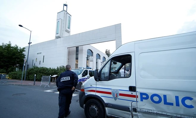 Cảnh sát Pháp triển khai tại hiện trường phía trước nhà thờ Hồi giáo Creteil Ảnh: REUTERS