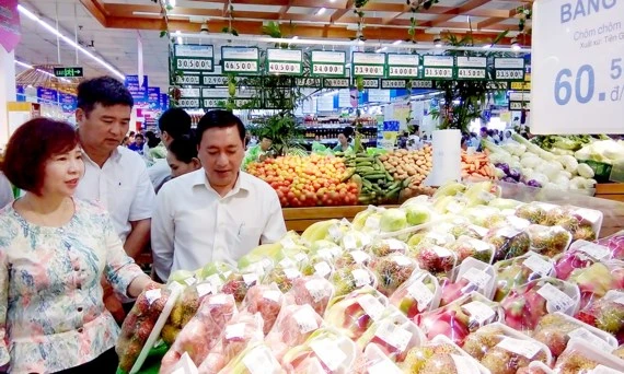 Hàng hóa nông sản được bán tại một siêu thị 