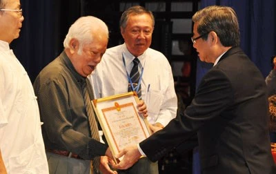 Tác phẩm nhạc kịch Người giữ cồn (âm nhạc: Ca Lê Thuần, kịch bản: NSND Vũ Việt Cường) đoạt giải nhất Giải thưởng VHNT TPHCM lần thứ 1 giai đoạn 2006-2011