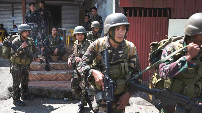 Quân đội Philippines trong cuộc giao tranh ở Marawi. Ảnh: CNN