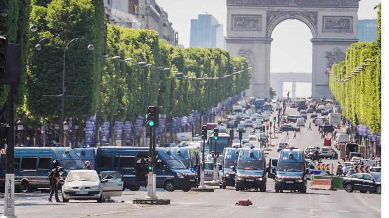Đại lộ Champs Elysees ở Paris bị phong tỏa sau khi kẻ tấn công lao xe vào xe cảnh sát ngày 19-6-2017. Ảnh: EPA ​