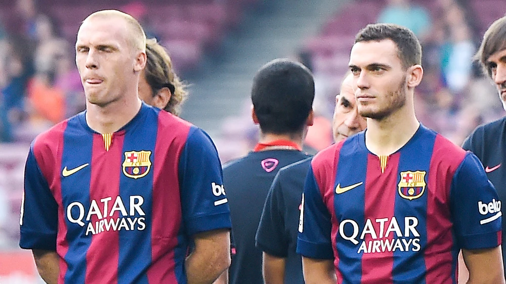 Mathieu (trái) và Vermaelen là hình ảnh tiêu biểu cho việc Barca mua đắt, bán rẻ.