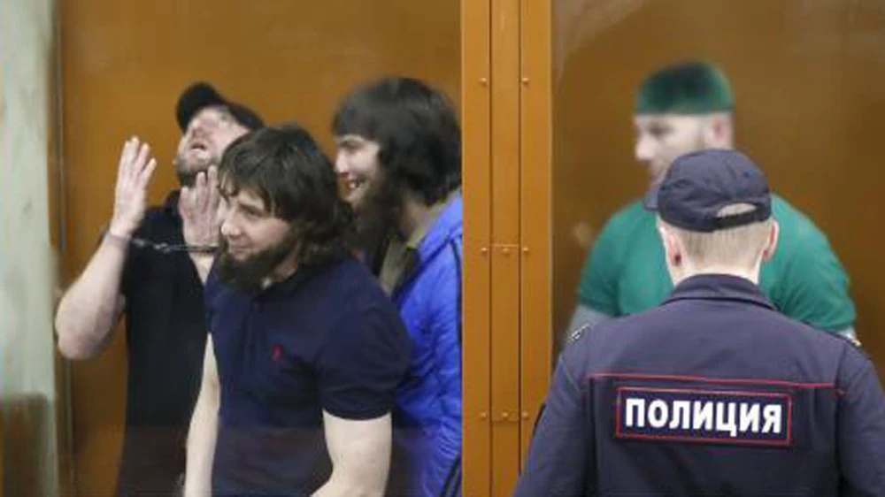 Đối tượng Khamzat Bakhayev, Zaur Dadayev, Anzor Gubashev và Shadid Gubashev (từ trái sang) tại phiên tòa ở thủ đô Moskva ngày 12-7. Ảnh: TTXVN