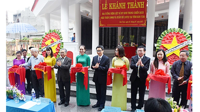 Phó Thủ tướng Vũ Đức Đam và lãnh đạo tỉnh Kon Tum cắt băng khánh thành bia tưởng niệm