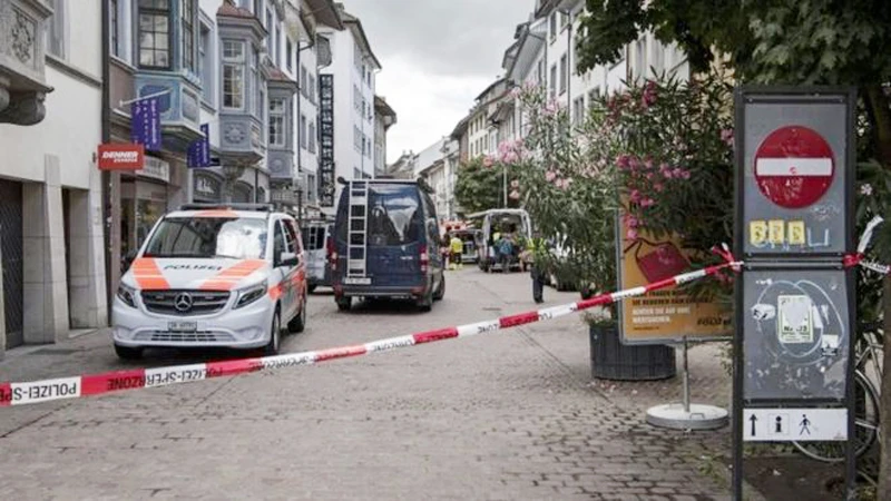 Cảnh sát Thụy Sĩ phong tỏa hiện trường vụ tấn công ở TP Schaffhausen ngày 24-7-2017. Ảnh: EPA