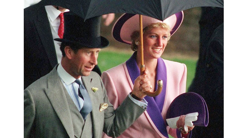 Thái tử Charles và Công nương Diana xem cuộc đua ngựa Hoàng gia ở London, Anh, ngày 20-6-1990. Ảnh: AP