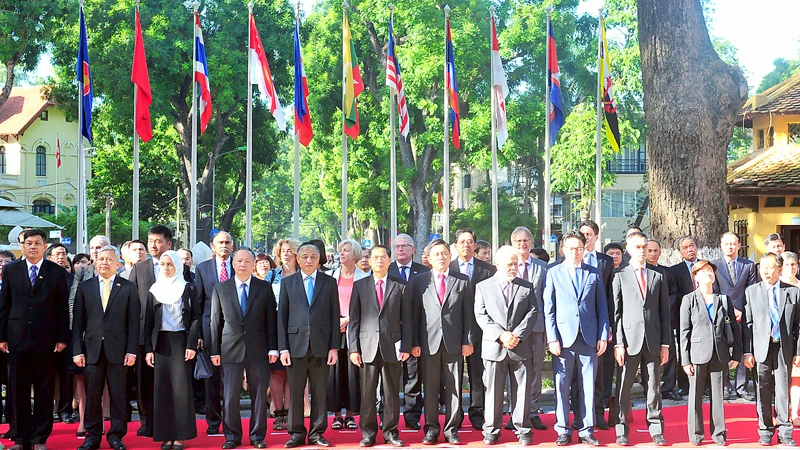 Thứ trưởng Thường trực Bộ Ngoại giao Bùi Thanh Sơn và Đại sứ các nước ASEAN, các tổ chức quốc tế tại Việt Nam tham dự lễ Thượng cờ ASEAN tại Hà Nội