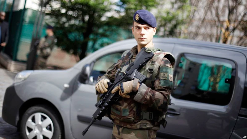 Một binh sỹ Pháp đứng gần hiện trường, nơi 6 binh sỹ bị chiếc xe đâm ở ngoại ô Levallois-Perret phía tây Paris ngày 9-8. Ảnh nguồn: AP