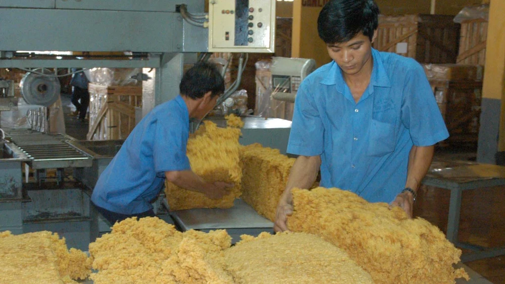 Chế biến cao su xuất khẩu tại Nhà máy chế biến cao su Long Thành (Đồng Nai). Ảnh: Cao Thăng